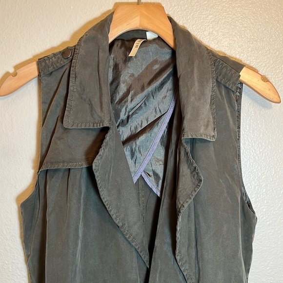 Miami Army Green Vest - Picture 3 of 13